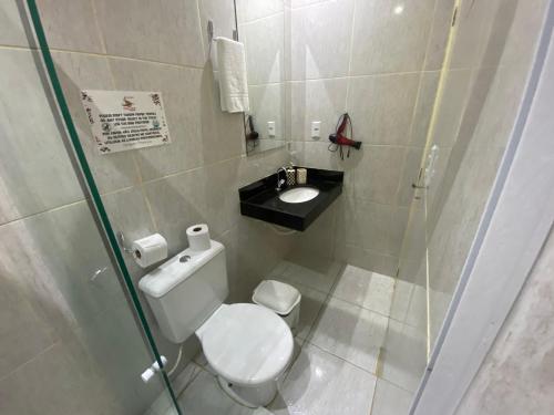 Bilik mandi di Refúgio Pousada Fortaleza
