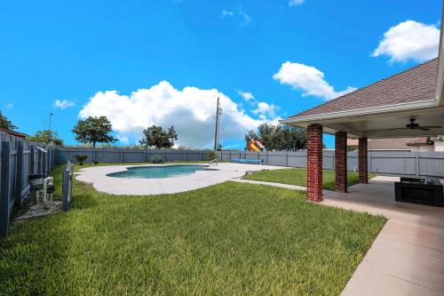 Spacious & Central Pool Home By McAuliffe Parkの敷地内または近くにあるプール