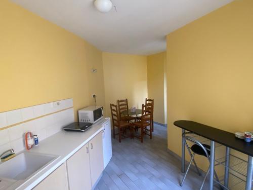 Photo de la galerie de l'établissement Un petit appartement pour 2 à 3 personnes, à Chef-Boutonne