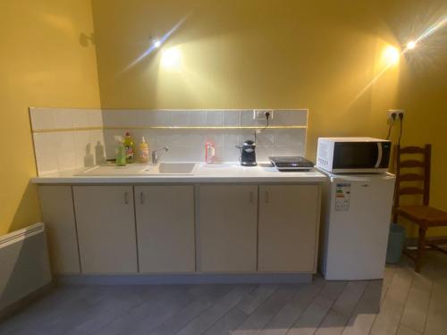 Photo de la galerie de l'établissement Un petit appartement pour 2 à 3 personnes, à Chef-Boutonne