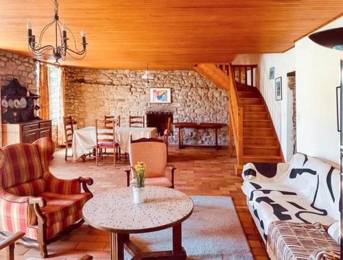 un salon avec un canapé et une table dans l'établissement Maison accueillante à Erdeven avec jardin, à Erdeven