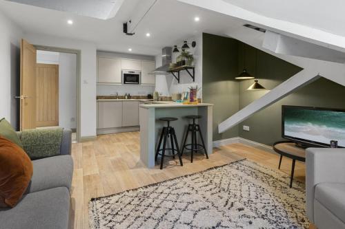 a living room with a couch and a kitchen at 4A The Courtyard, City Centre Apartment, Exeter in Exeter