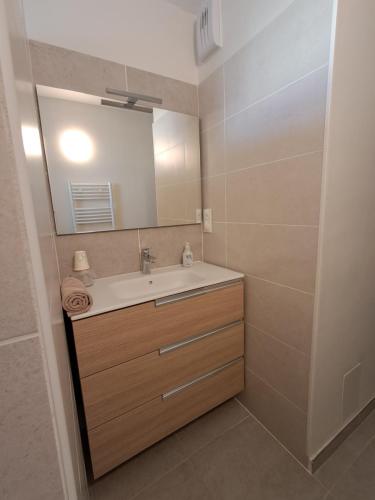 Bilik mandi di Le 8 - Appartement 2 chambres calme, tout confort, parking privé gratuit, à 2 pas des Allées Provençales