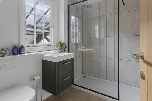 a bathroom with a shower and a sink and a toilet at 4A The Courtyard, City Centre Apartment, Exeter in Exeter
