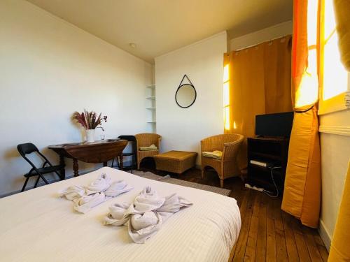 une chambre d'hôtel avec un lit avec des serviettes dessus dans l'établissement Casa Gare, à Angers