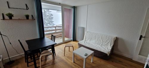 Photo de la galerie de l'établissement Studio 4 personnes - balcon - pied des pistes - Chamrousse - Les Cytises, à Chamrousse