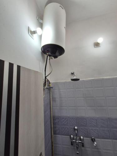 Salle de bains dans l'établissement Sukoon guest house