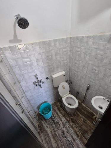 une salle de bain avec toilettes et lavabo dans l'établissement Sukoon guest house, à Jammu