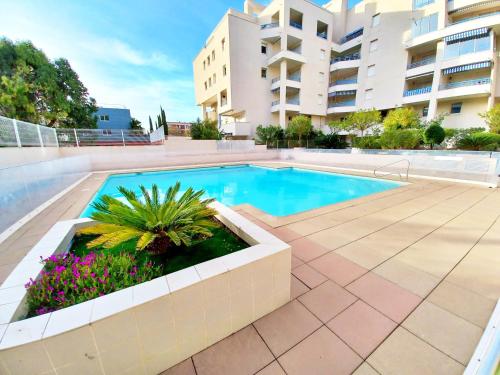 une piscine au milieu d'un immeuble dans l'établissement 500m de la Mer- 4pers-Piscine-Parking-WiFi- Clim, à Fréjus