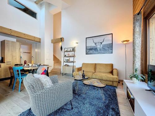 un salon avec un canapé et une table dans l'établissement Dahoma - Morzine - secteur Planet, à Morzine