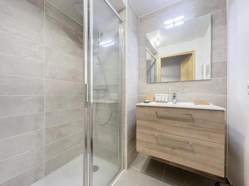 une salle de bain avec douche et lavabo dans l'établissement Dahoma - Morzine - secteur Planet, à Morzine
