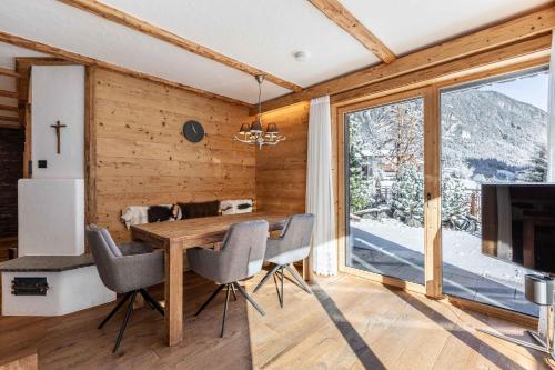 a dining room with a table and a large window at Uralp Royal mit Terrasse in Brand