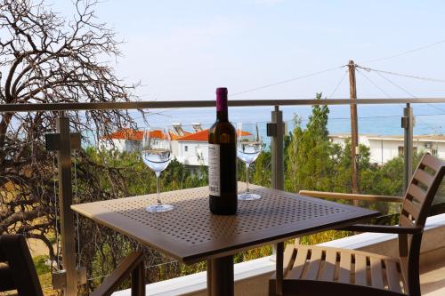 Gallery image of Ocean View Studios and Luxury Rooms in Plomarion