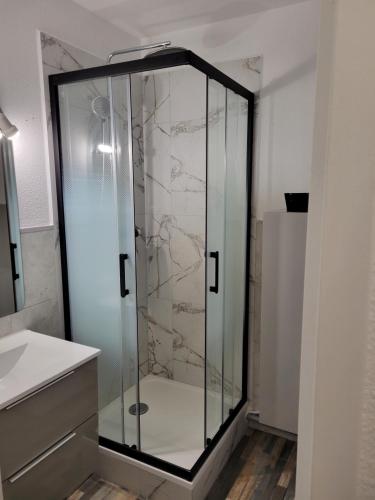 une douche avec une porte vitrée dans une salle de bain dans l'établissement La mer à 3 minutes, la clé d'un séjour réussi !, à Saint-Cyr-sur-Mer