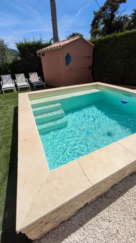 une petite piscine avec des escaliers dans une cour dans l'établissement Chez Pascaline, à Nyons