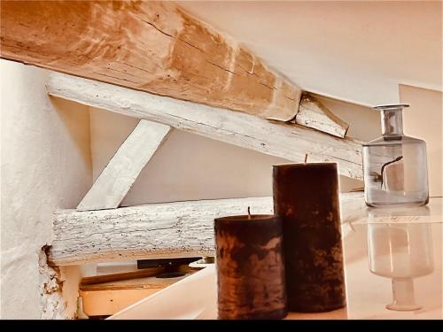 une bouteille et deux vases assis sur une table dans l'établissement Ideal pour decouvrir nimes et le gard, à Caveirac