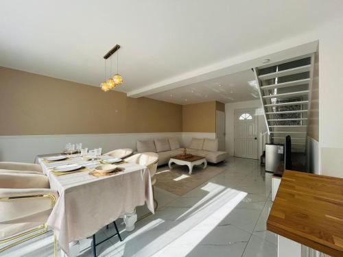 un salon avec une table et un canapé dans l'établissement Casa Contemporaine, à Angers