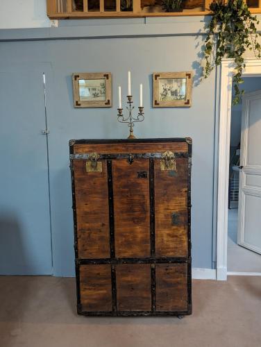 un vieux coffre en bois avec deux bougies sur un mur dans l'établissement Chateau de Thuries, à Revel
