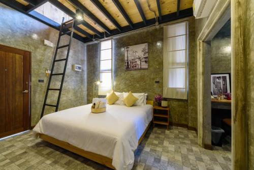 Säng eller sängar i ett rum på The Wishes Hotel at Chiangmai