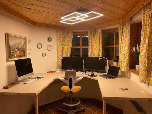 TV a/nebo společenská místnost v ubytování Dein Nesterl am Sonnenplateau