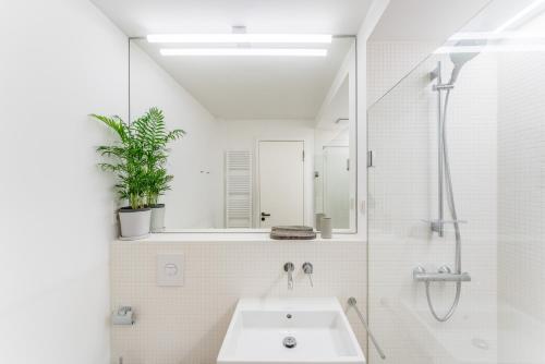 Bilik mandi di Carlotta Apartments