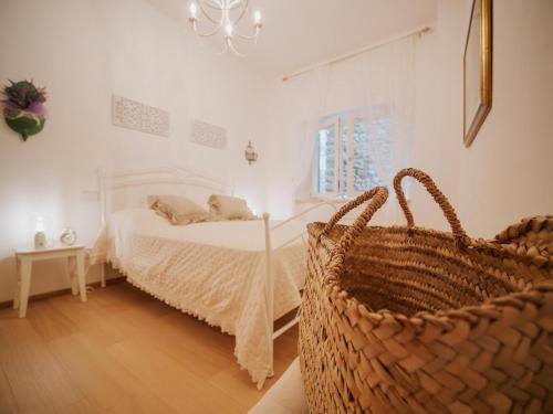 a bedroom with a bed and two baskets at dimora 13 in Casale Marittimo