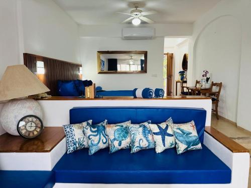 a blue couch with pillows on it in a living room at Palma Real vista al mar in Manzanillo