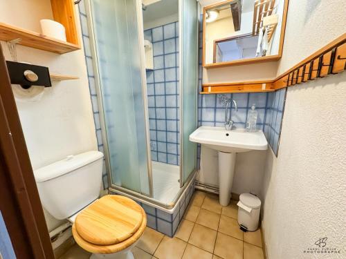 une petite salle de bain avec toilettes et lavabo dans l'établissement Les Voiles Bleues - Appartement Vue Mer et Plage, à Leucate-Plage
