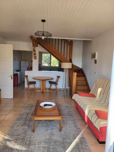 un salon avec un canapé et une table dans l'établissement Appartement proche du lac d'Hossegor, à Soorts-Hossegor