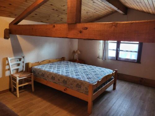 une chambre avec un lit superposé et une chaise dans l'établissement Appartement proche du lac d'Hossegor, à Soorts-Hossegor