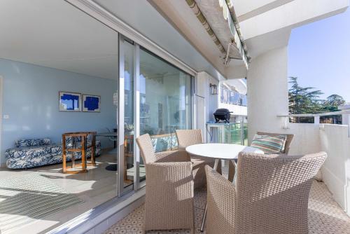 un patio avec une table et des chaises sur un balcon dans l'établissement Le Goya by Halldis, à Cannes