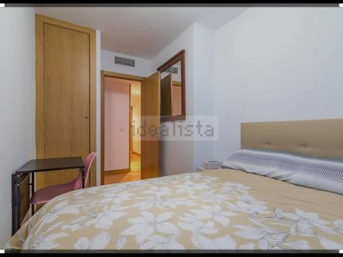 Giường trong phòng chung tại HABITACIÓN PRIVADA EN PISO a 10 minutos de Atocha