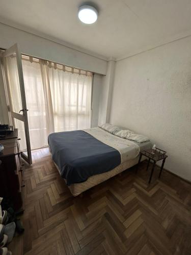 a small bedroom with a bed and a window at Departamento a 3 cuadras de la playa in Mar del Plata