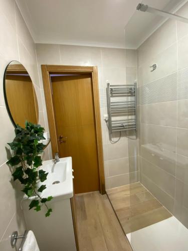 a bathroom with a sink and a shower with a mirror at Vivienda 2 dormitorios Churriana-Aeropuerto in Málaga