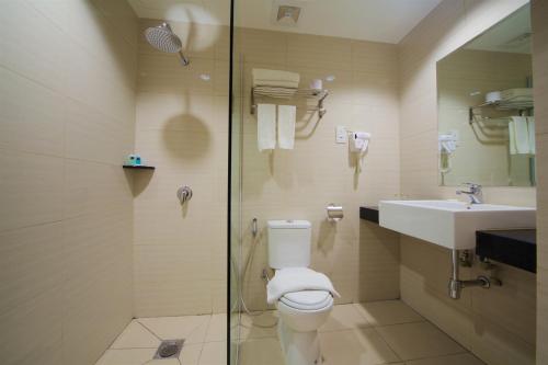 Bilik mandi di Kinabalu Daya Hotel