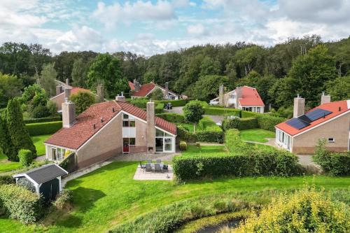 an aerial view of a house with a yard at Bladkoning I Trendy Huisje met Openhaard in Zwiggelte