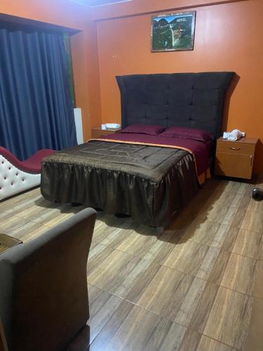 Ένα ή περισσότερα κρεβάτια σε δωμάτιο στο Hostal El Amazonas 03