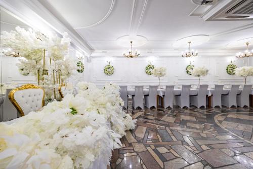 a row of chairs in a room with white flowers at Dworek Kurowski in Szczecin