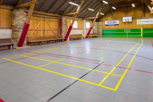 a gymnasium with a basketball court with benches at Chlumecký dvůr in Chlumek