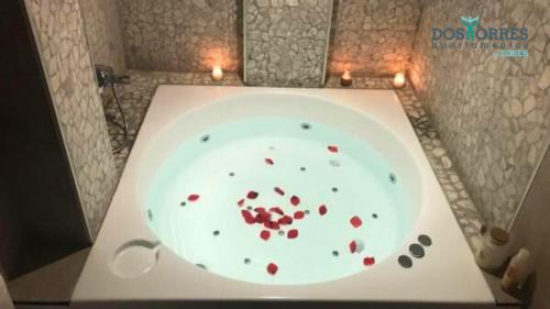 bagno con vasca e cuori sopra di Dos Torres Ribera Play & Relax con Jacuzzi y cine a Saragozza