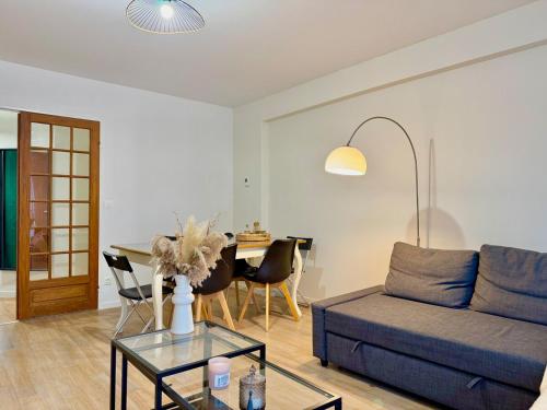 un salon avec un canapé et une table dans l'établissement Au grand 6 de Reims Cathédrale, à Reims