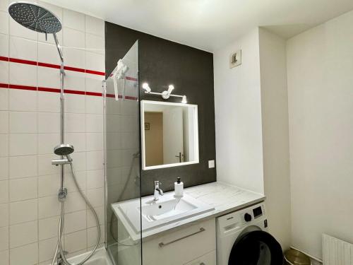 une salle de bain avec un lavabo et un miroir dans l'établissement Au grand 6 de Reims Cathédrale, à Reims