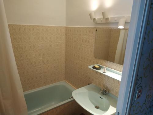 une salle de bain avec un lavabo, des toilettes et une baignoire dans l'établissement Appartement confort lumineux, terrasse avec vue, à Font-Romeu-Odeillo-Via