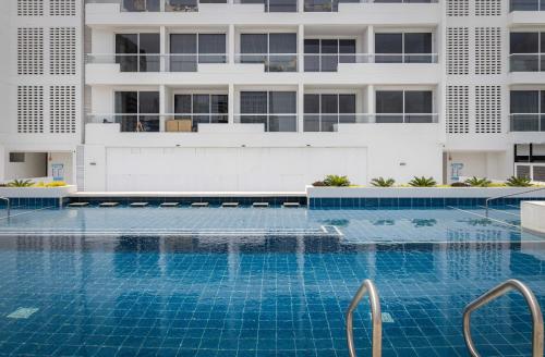una piscina frente a un edificio en Suite D’lujo: Jacuzzi privado BH, en Santa Marta