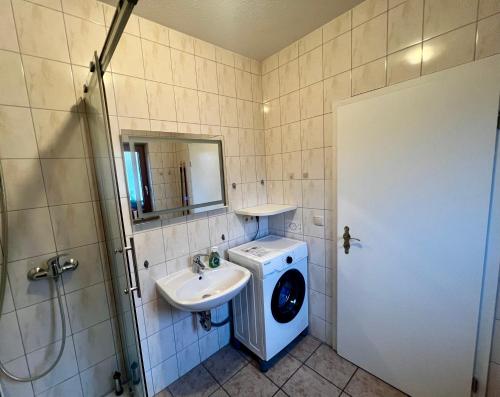 een badkamer met een wasmachine en een wastafel bij Ferienwohnungen Wiedemann WE 1 in Mellenthin