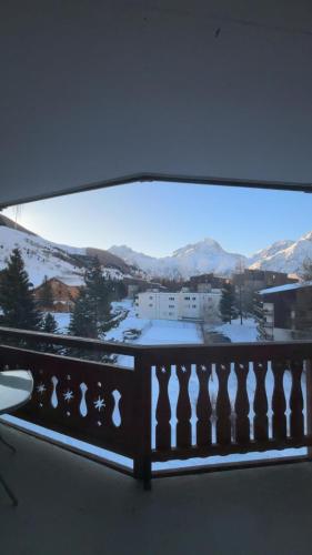 une fenêtre avec vue sur une montagne enneigée dans l'établissement APPARTEMENT RESIDENCE PLEIN SUD , CENTRE STATION , PIED DES PISTES , PARKING ,WIFI , 30 m2 , 4p, à Les Deux Alpes