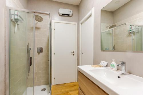 Bilik mandi di Via Fratelli Morelli - private parking-15 MIN from the centre