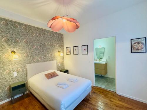 une chambre avec un lit blanc et une salle de bain dans l'établissement Bulles & Prestige Champagne Inn, à Reims