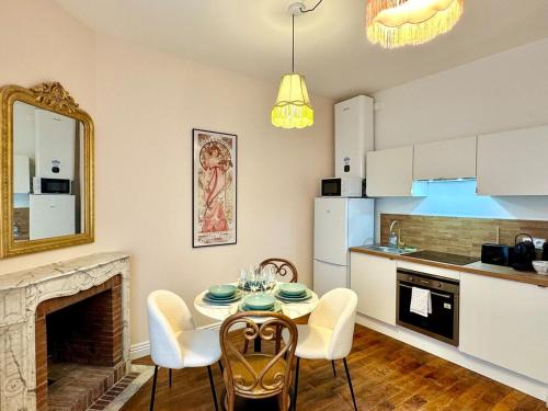 un salon avec une table et des chaises et une cuisine dans l'établissement Bulles & Prestige Champagne Inn, à Reims