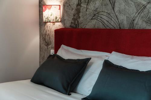 Una cama o camas en una habitación de Hotel Ristorante La Vignetta Cernobbio